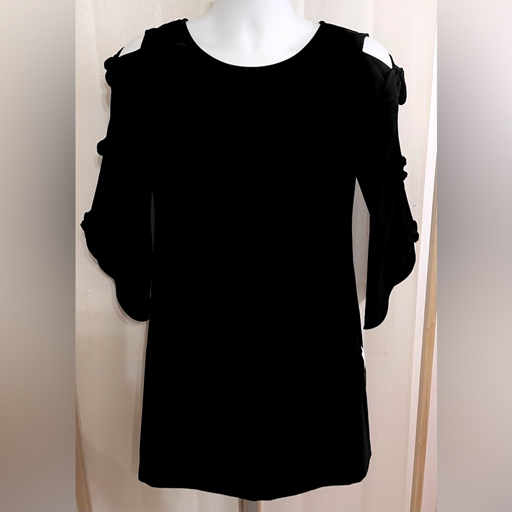 Roz & Ali Dress size 2 with scoop neck and fancy bows on arms NWT in black